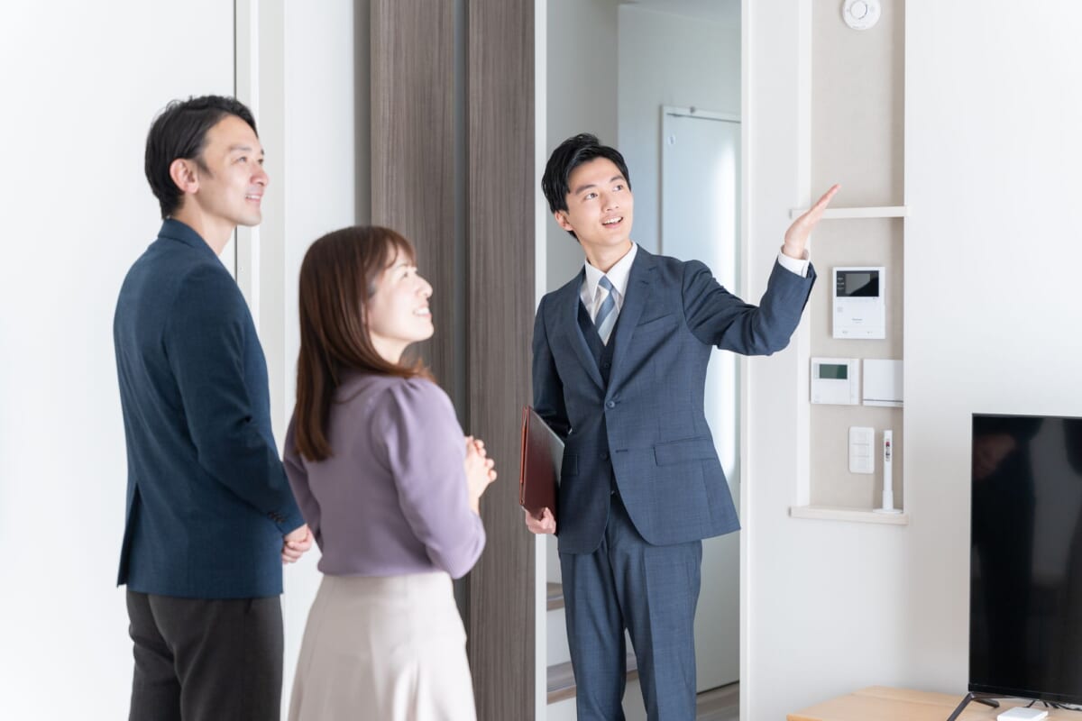 住まい探しをサポートするスタッフ