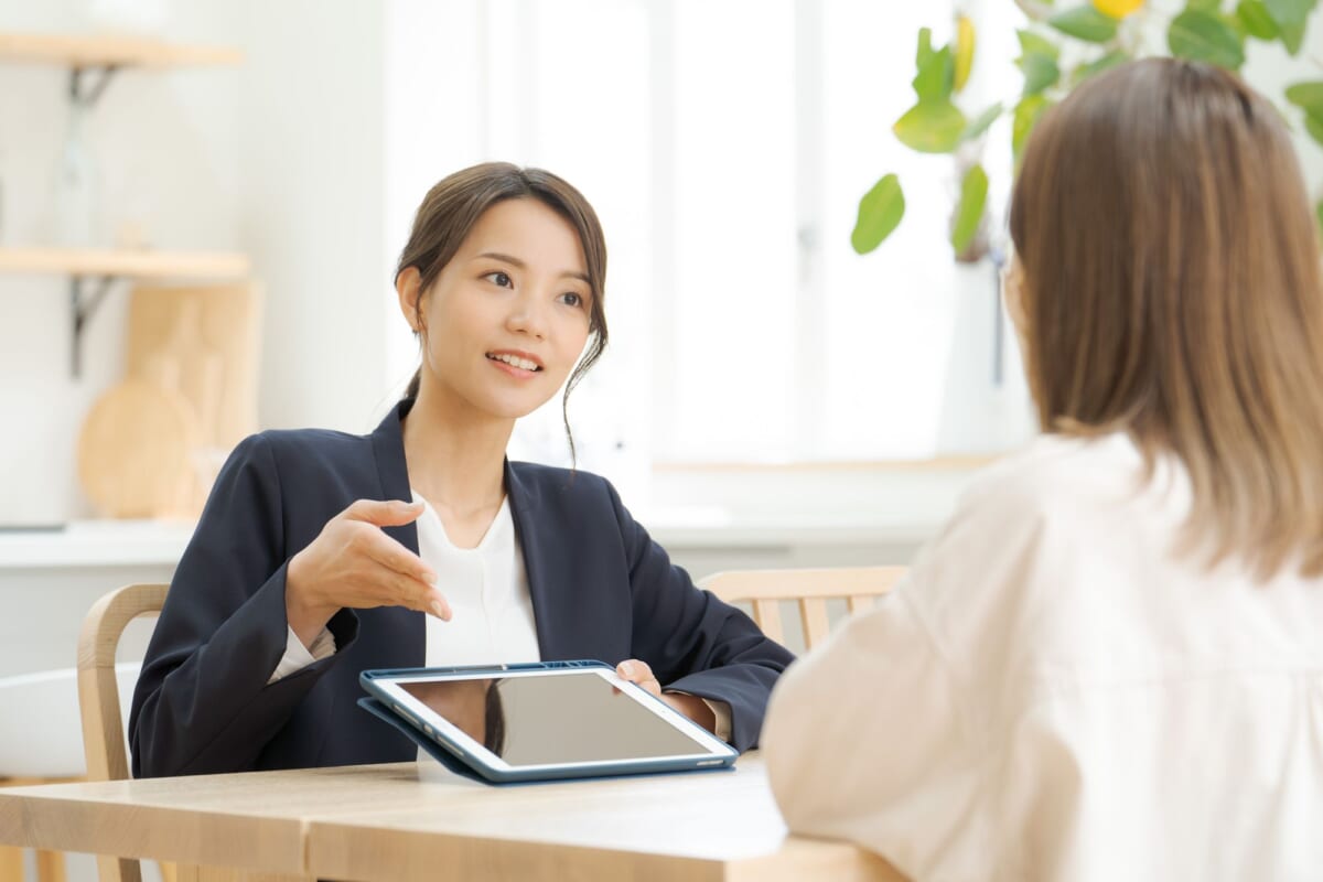 住まいの相談を受けるスタッフ